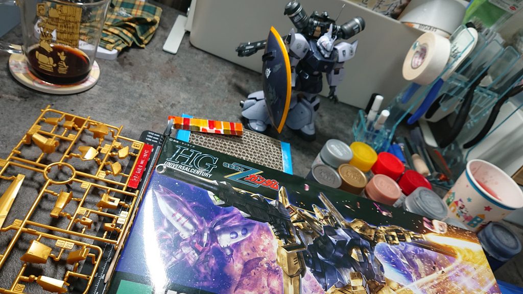 実は今回は同じキットを2体同時作成しております。今回はそのうちの1機目となります。とりあえず本体メインカラーの検討/調色からはじめました🎨🤔