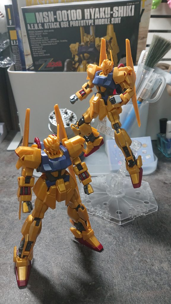 2体同時作成で仮組したところです。ゴールドの方はハンドパーツの差し替えもせず、素直に作りました。