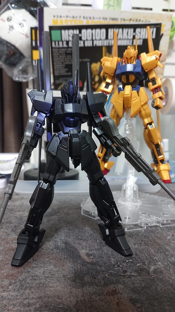 黒サフを吹いて、遊びでライフルとバズーカを2つずつ持たせてみました😎✨