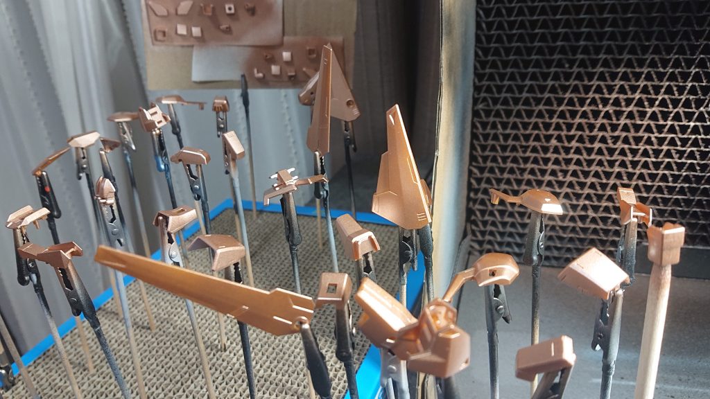 塗装はサフレスでいきなりカッパーを塗装。その後、クリアーイエローです。この写真はカッパー吹いた所ですね。