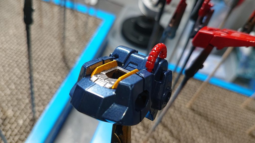 胴体部分です。襟の辺りはマスキングして塗り分けました。