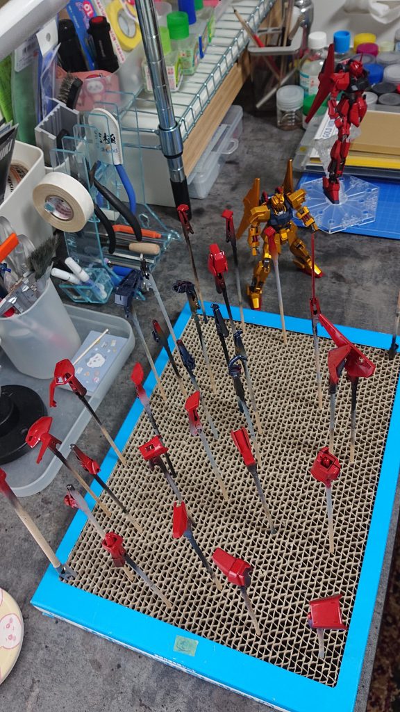 赤はシャインレッドとメタリックレッドを7:3位の割合で混ぜて塗装しました。まだグラデーション塗装するほどの技術がないのでほぼベタ塗りです😅