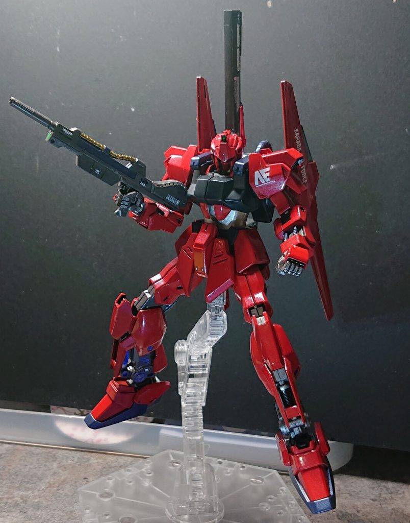 ちょっとだけデカールを貼った状態。ここから仕上げまでどうしようか結構悩んでしまい、しばし停滞しました😧