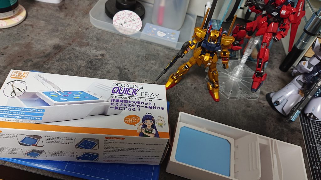 途中、デカール貼りに苦戦したんですが、デカーリングクイックトレーというものを友人から勧められて使ってみたところ、これまでよりもサクサク進められるようになりました🙋なお、ピンセットも付属しているのですが、慣れの問題か、ピンセットはこれまで使っていたゴッドハンドさんのものの方が使いやすく感じたのでそちらを使っています😃