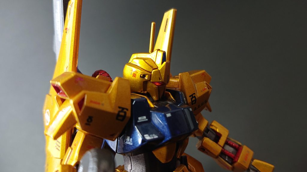 ツインアイはうっすらアクリジョン蛍光レッドを塗ってブラックライト照射で光るようにしました😎