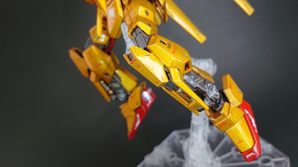 脚まわりです。シリンダー部分はハセガワフィニッシュシートのチタンを巻いてみました。光沢を吹いたらチタンぽさはなくなりましたが、キリッと光ってこれはこれでアリかなあと思っております☺️