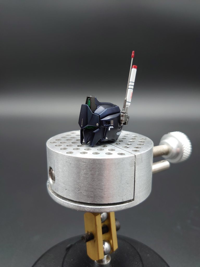 2本の頭部アンテナはお互い違う役割を持っているようにしたかったので2種類のアンテナを使用しています