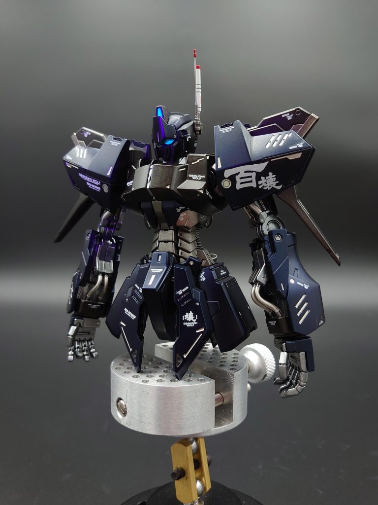 百式壊のツインアイは水転写デカールだったので余剰パーツにあった百式用のクリアパーツに変更して蛍光クリアーを使いUVライトで発光するようにしています