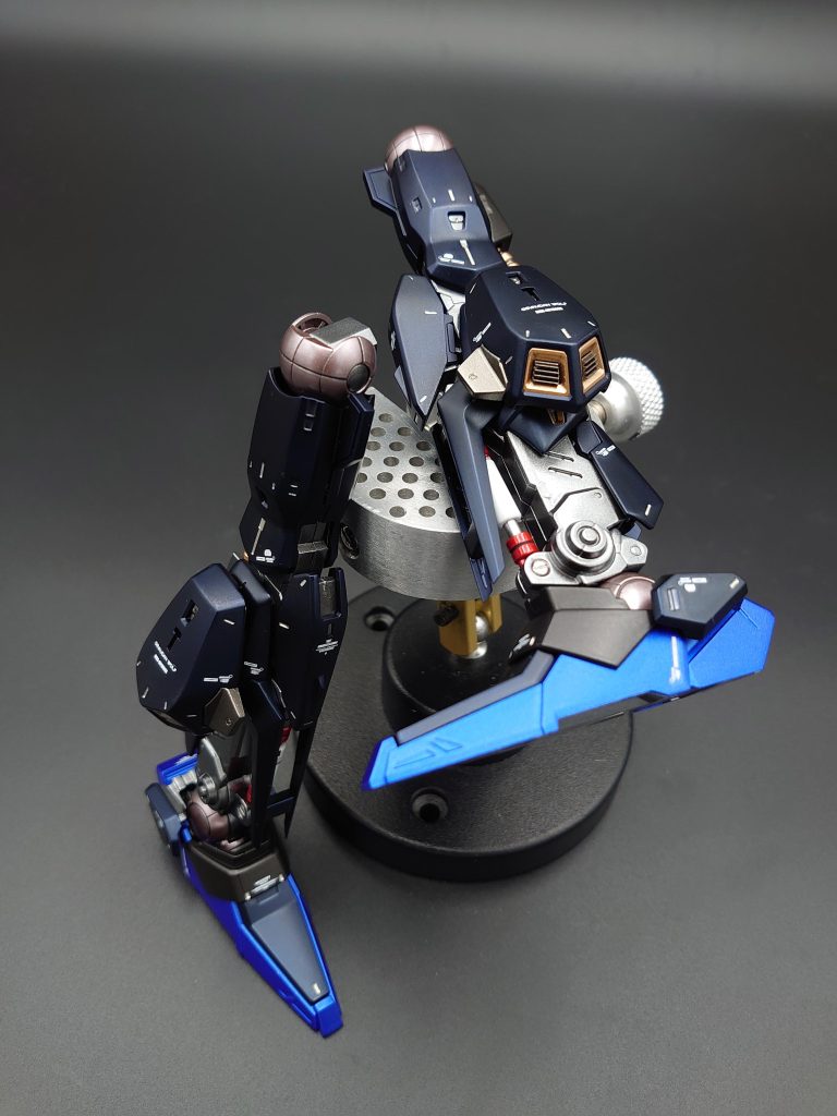 全体的に暗めのカラーリングの為に頭部アンテナのホワイトが浮いてしまわないよう両脛のシリンダーも同色にして頭部両足の3点で色合いのバランスを取るように意識しました若干ダルいモールドの脚部スラスターを切り飛ばしビルダーズパーツのMSスラスターを使用してディテールアップをはかりました長くなりましたが最後まで見ていただきありがとうございます 