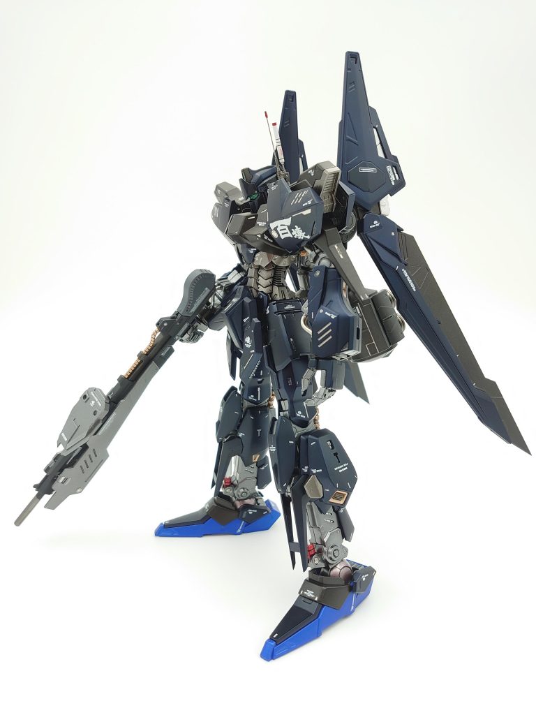 暗めのカラーリングの百式壊を単調な色合いにならないよう光沢、半光沢、つや消しを使い分けてメリハリがつくよう意識して塗装しました