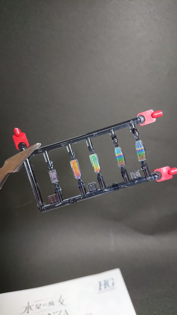 新発売のガンダムマーカー月光蝶ホロシルバーを、クリアパーツの裏側に使ってみました。ペン直塗りにも関わらず綺麗に偏光してくれて驚きました。