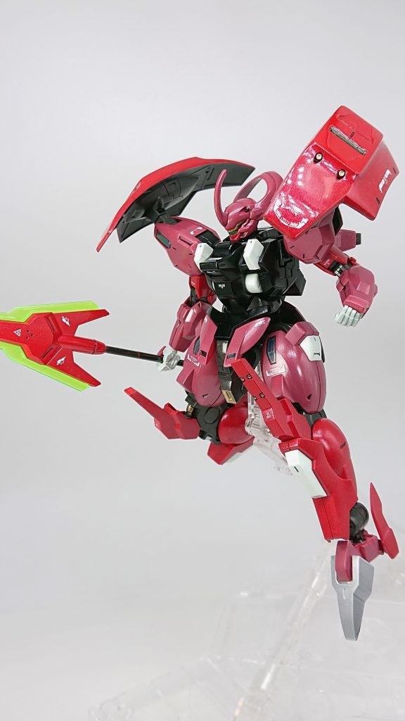 工作は一部パーツのヒケ、パーティングライン処理と頭部バルカンの開口、肩のシールド?にクリアジェルを使ってシールっぽさを軽減したのみです。塗装は黒と赤ともに2色使用して少しだけイメージチェンジ。その他部分塗装、デカールを少し使用しています。