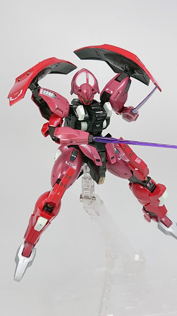 アニメで少しびっくりだった、手からビームサーベル。専用スタンドを買うと色々組み替えて遊べそうです。