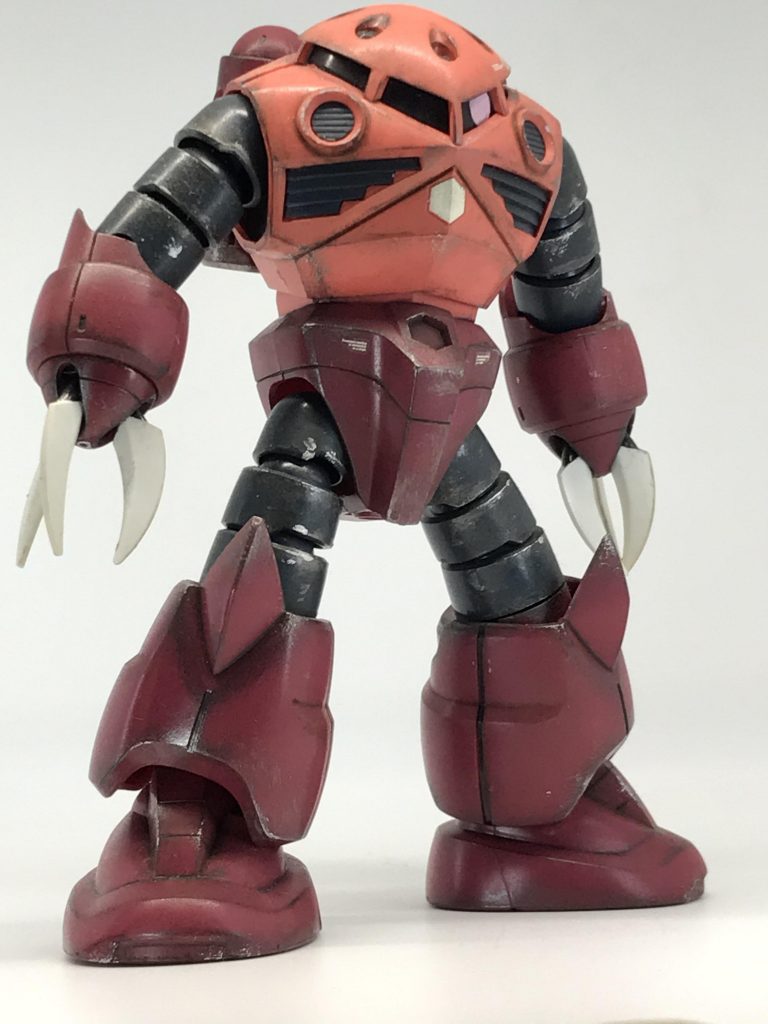 我が家の序列は…嫁(大将)→娘(大佐)→愛犬のりんご(少尉)→私(二等兵)→金魚のデメ吉(民間人)→たまに飛んでるハエ(私のライバル)といったところでしょうか…私のライバルは通常の3倍の速さで飛び回っております、とても撃ち落とせません😥デメ吉の餌は私が毎朝あげてるので、私より立場は下のはずですプラモを飾ってるショーケースの横に置いてある金魚鉢の中で、餌をあげる度に「ご主人様のガンプラとってもカッコいいデメー」とララァ並みの思念を私に送ってくれるので☺️