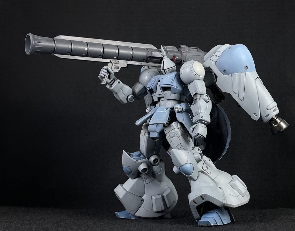 ◎頭部⚪︎ギャンからの制作・ミキシング状態だと 大きく感じるので、削りこんで 小型化・キットのモノアイレールは ハマらないので、プラ材で 制作・顎下は 顎を引けるように少し削り込み・ツノはプラ材を加えてシャープに加工・モノアイは ハイキューパーツさんの物