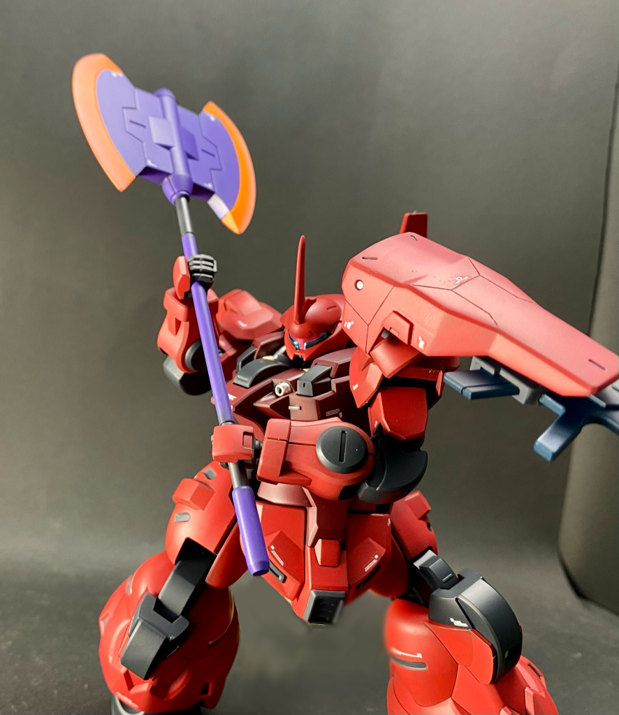 斧をシャアザクがよく持っているヒートホークのカラーリングを参考にしました。