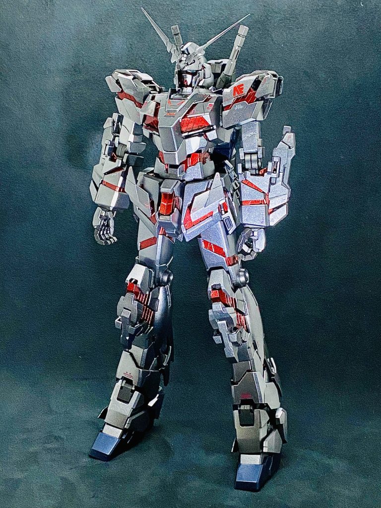 外装は黒からブライトシルバーぷらすパールシルバーでこの上からクリアホワイトを塗装するつもりでしが〜疲れてコレでもいいんじゃね?と不思議なシルバーでフィニッシュw大嫌いなデカールは頑張って貼りました。そー作ってる途中で付属のデカール紛失してお台場にデカール買いにいきましたよwあと目がなんでかABS樹脂のクマドリ一体整形でイマイチだったのでスパンコール切り出してつくりました。