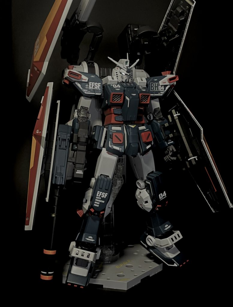 正面ショット。すいません、目が光っているように見えますが、ここだけは合成です。バックパックのシールドはアームで自在に角度を変えられますが、この突き刺すぞー的な角度が好きです。原作見てないのでこんな付け方してるか知りませんがねw 右膝はデカール無しで寂しかったので勝手にEFSFマークつけました。