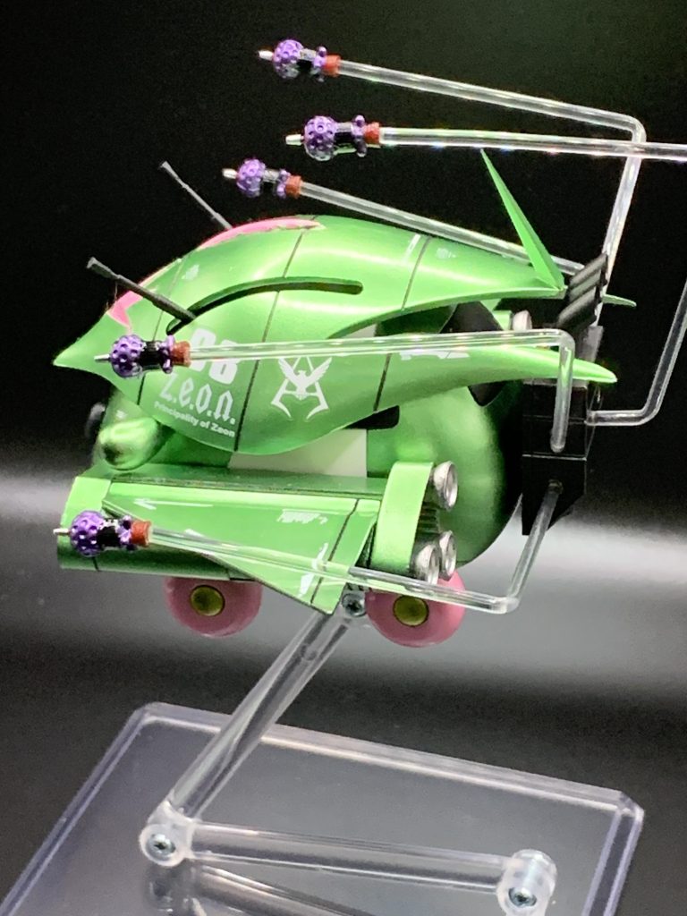 ニュータイプ専用のため背後からビットが射出してます可愛さ重視のためだいぶ明るめのメタルグリーンで塗装しました