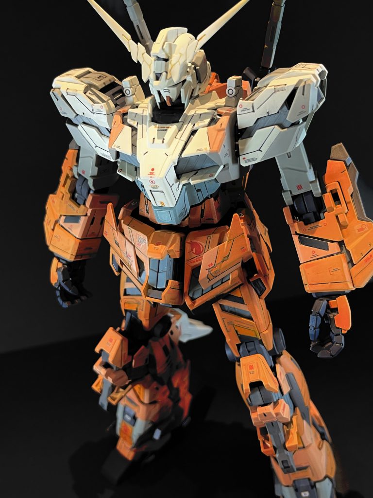 昨年フルアーマーユニコーンをロシアのソユーズロケット風のカラーリングで作成しましたベースジャバーのロケットノズルの感じがソユーズっぽいなと思ったからなのですが今年もユニコーンガンダム作るなら今度は日本のロケットのカラーをモチーフにしてみようということでH3ロケットのカラーで塗装してみましたH3のオレンジのようなピンクのような微妙な色合いがどうしても出せなくて塗装を進めるたびにH3からイメージがどんどん離れてしまいましたあと折角同じユニコーンを作るのだからということで、前回よりマシマシでスジボリを入れまくりました