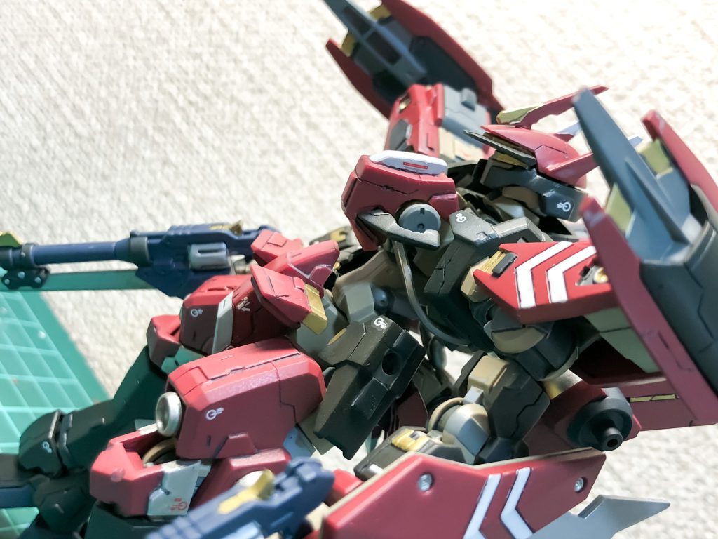 今回は、余剰パーツも使いやすい物が多く、改造していて、完成のイメージも想像しながら作ることができました。普段の仕事もあるので、作るのにも時間がかかり、どうしても、流行りの物より少し古い物になっていますが、これからも、時間見つけてガンプラを自分なりに作って行きたいと思います。