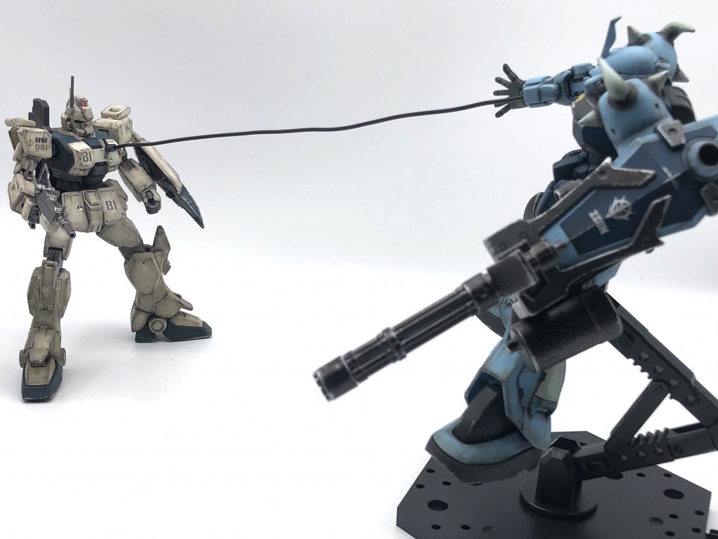 電気ビリビリ。 Ez8を購入、作成した時からこの共演を構想していたのですが、先日やっと店頭にてグフカスを購入。今日、構想が実現しました。アニメとシチュエーションはちと違いますが、何となくショットでござる。今宵は良く眠れそうです。 