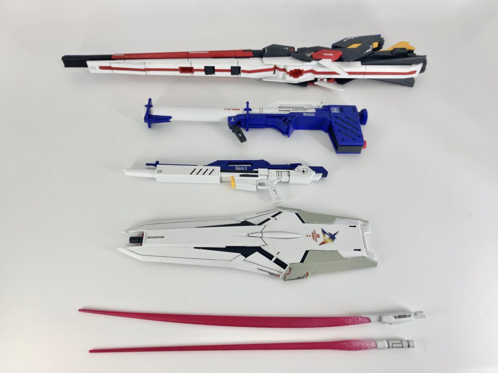 各種武器です。カラースプレーを使っての塗装なのでビームサーベルのグラデーションが難しい…