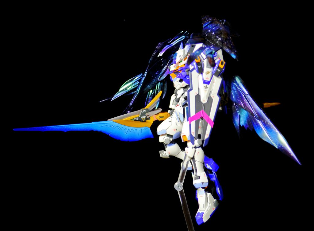 新武装のビームランス。エアリアルの特徴であるシールドビットによる攻撃は、近距離では自機を巻き込む可能性がある事から、近距離用攻撃の強化を目的として実装された。