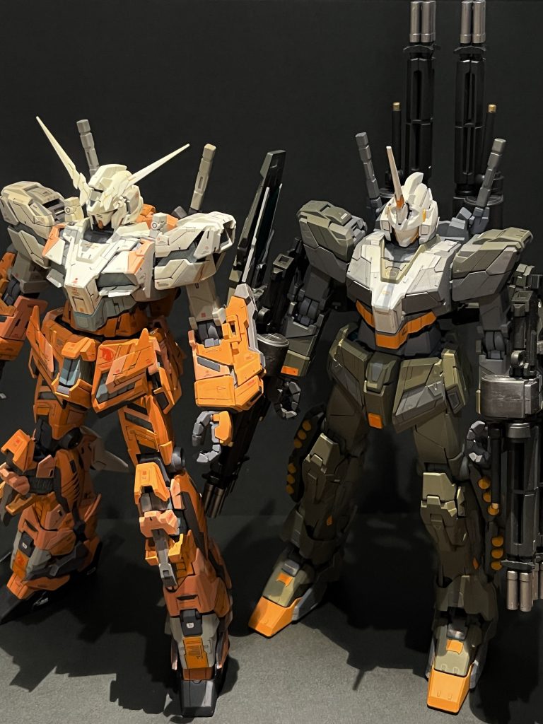 MGユニコーンガンダムで好みじゃないところはデストロイモードにすると足が長くなりすぎちゃうとこです今回ユニコーンガンダムH3カラーはデストロイモードのままにするつもりだったので、モモのサイコフレーム展開部分を変形させなくても見えるように一部切り抜きして足を延ばさなくてもいいようにしましたユニコーンモードと並べても身長があまり変わらないかと思います