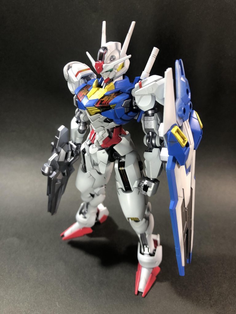 塗装のみで使ってみたのですが、塗料はガイアノーツで機体カラーは赤がクリムゾンレッド、青だけクレオスでガンダムカラーのブルー12、黄はスターブライトブラス白はシルバーサフにEXホワイトでフレーム部分はフレームメタリック2を今回使ってみました。ウェザリングカラーのマルチグレーで今回はスミ入れしてみました。