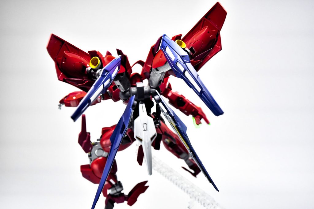 背面にはバインダーが4つバーニア2つにビットが4つ隠れてたりします