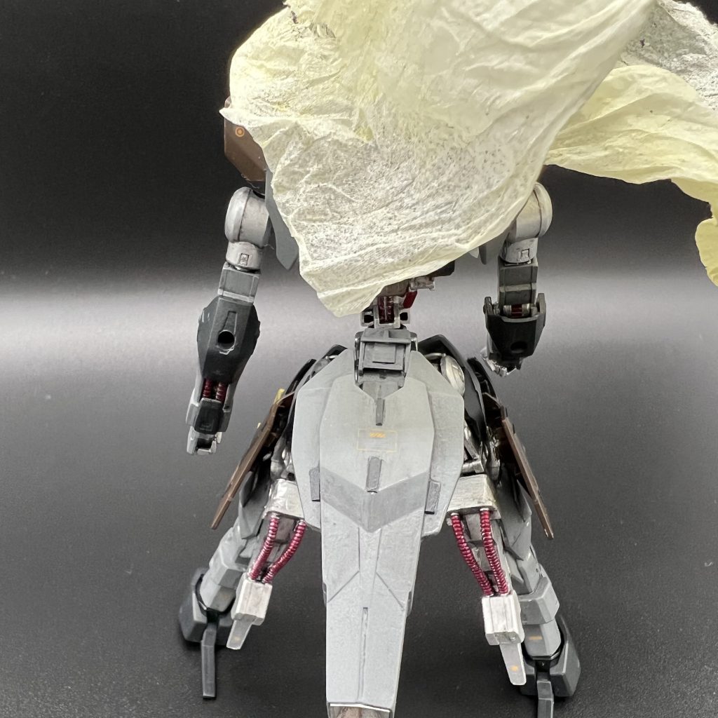 背面を。マントは完成直前にイメージに近づける為に製作しました。背面腰部に大型スラスターを備え付けており、一撃離脱(ヒットアンドウェイ)戦法を可能にしている。