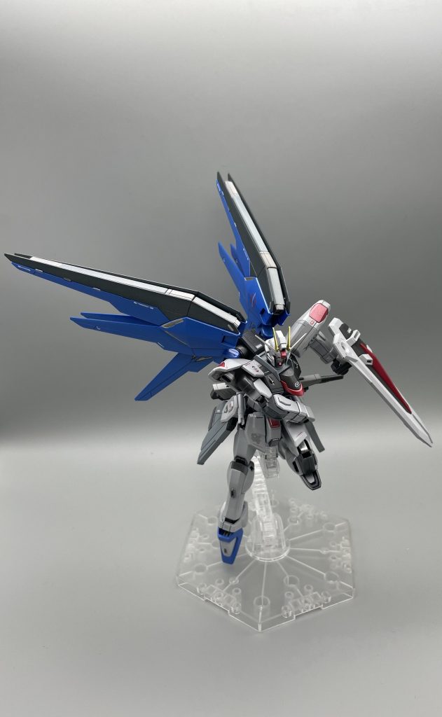 もともと浮かせて飾る事を前提としているようで、自立はかなり厳しく足首も横へはほぼ可動しない作りとなっていますが、、