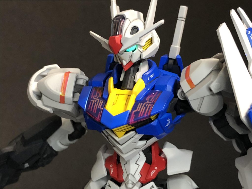 肩とライフルのスコープには装飾テープを貼ってレジンで固めました。目は蛍光塗料で塗ってありますので、ブラックライトで光ります。