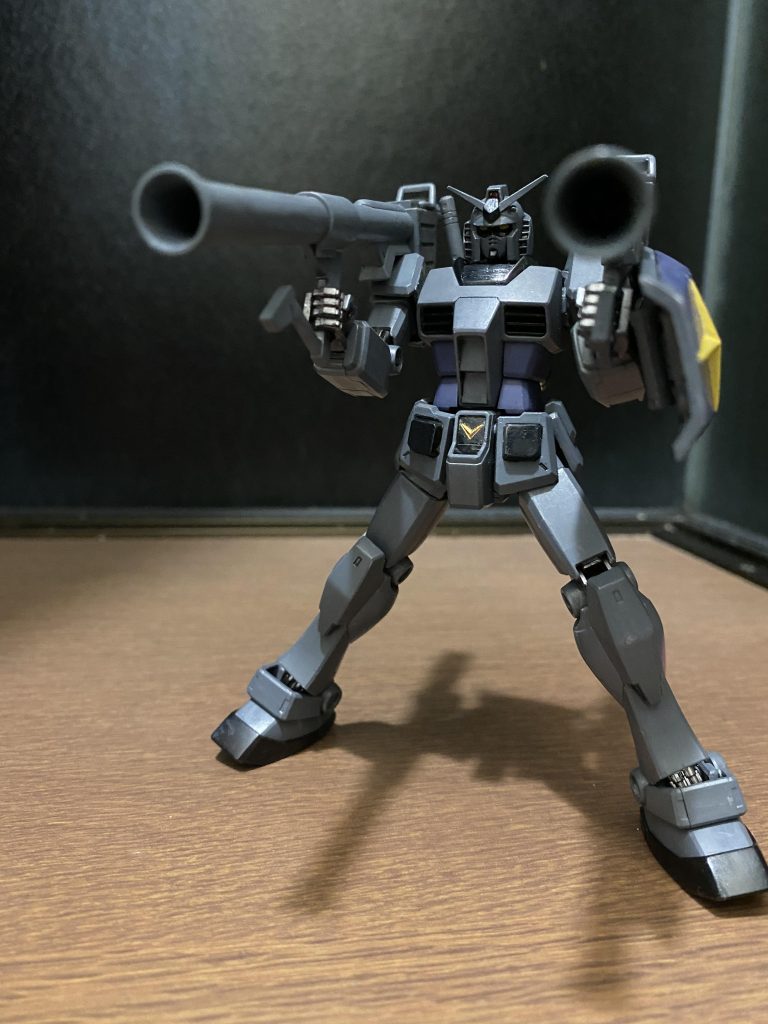 バズーカ両手持ち、ゲームでよく見る光景。