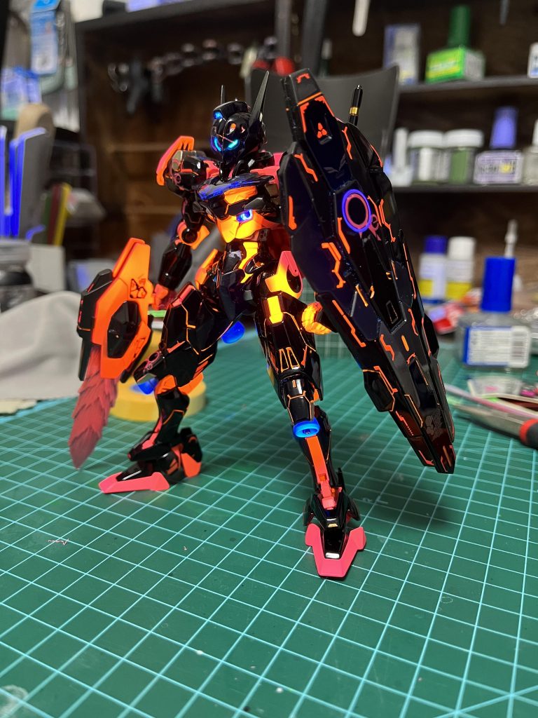 アシタのデカールを貼り黒いパーツに蛍光ピンクでスミを入れた事で発光表現時のディテールアップの表現出来たと思います。