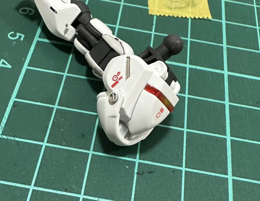 肩パーツのホイルシールの上にUVジェルを盛ってクリアパーツ化。これでシールの継ぎ目もごまかせたかな?😅