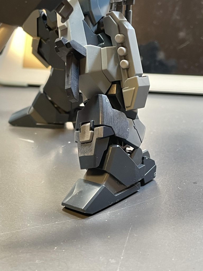 脚部は、パーツをポン付けです。ユニコーンシリーズなので、デザインに違和感なしですね。