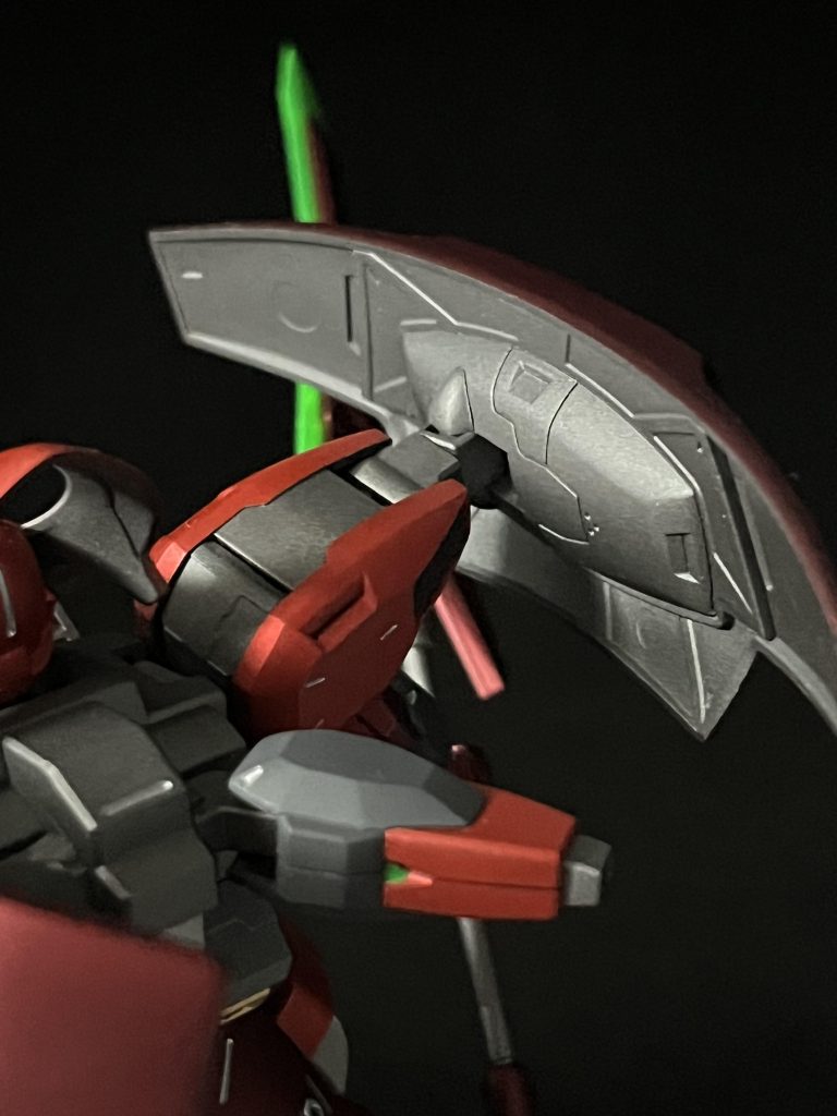 腕にメカサフ スーパーヘヴィを。肩盾裏や、肩の広い面、頭部飾り裏にはガンメタを。