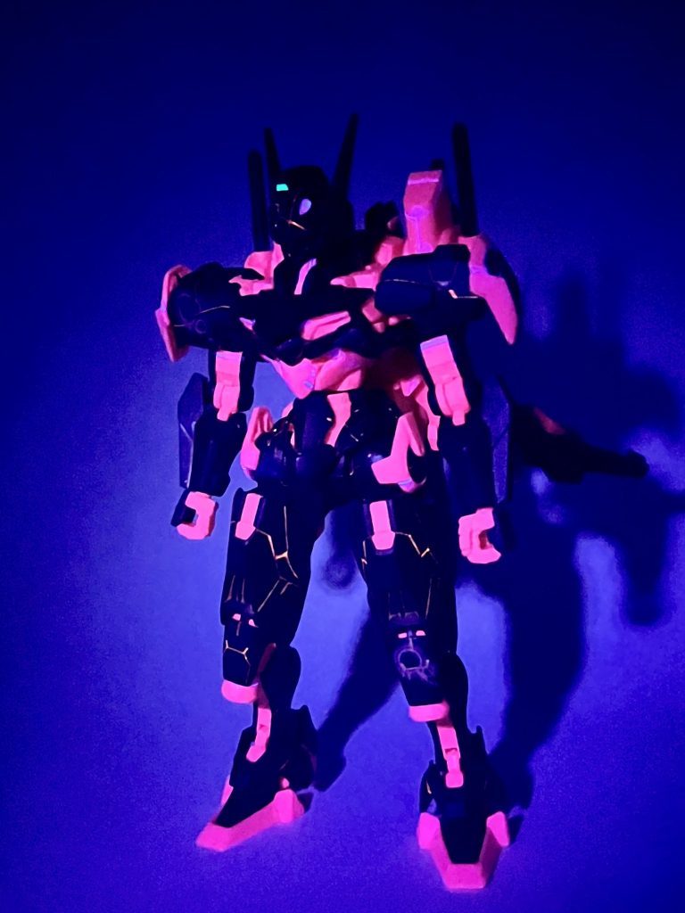 初めて蛍光カラーで墨入れしてみました。もうちょっと上手くできるかと思ったけどなかなか難しい(流れてくような希釈だと全然光らない…)