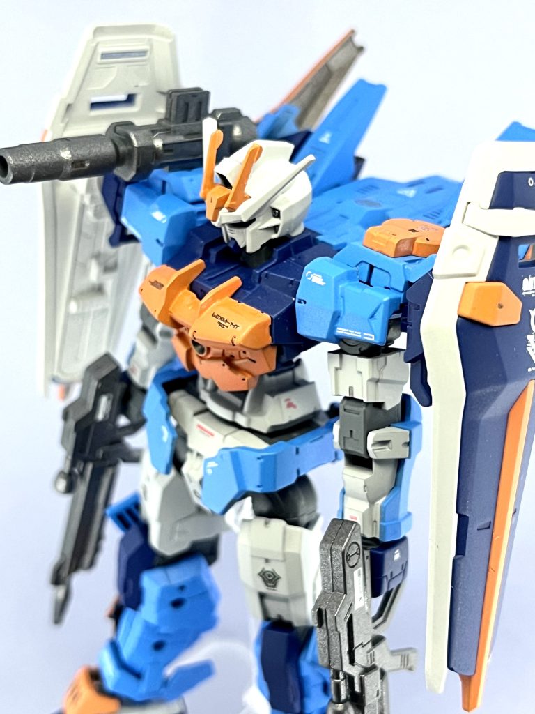 30MMだけのミキシング時は高速戦闘用・・・とか考えてましたが、ストライクを混ぜた時点でコンセプト変更。カラーリングを考えるのと合わせてデュエルガンダムアサルトシュラウド風に。