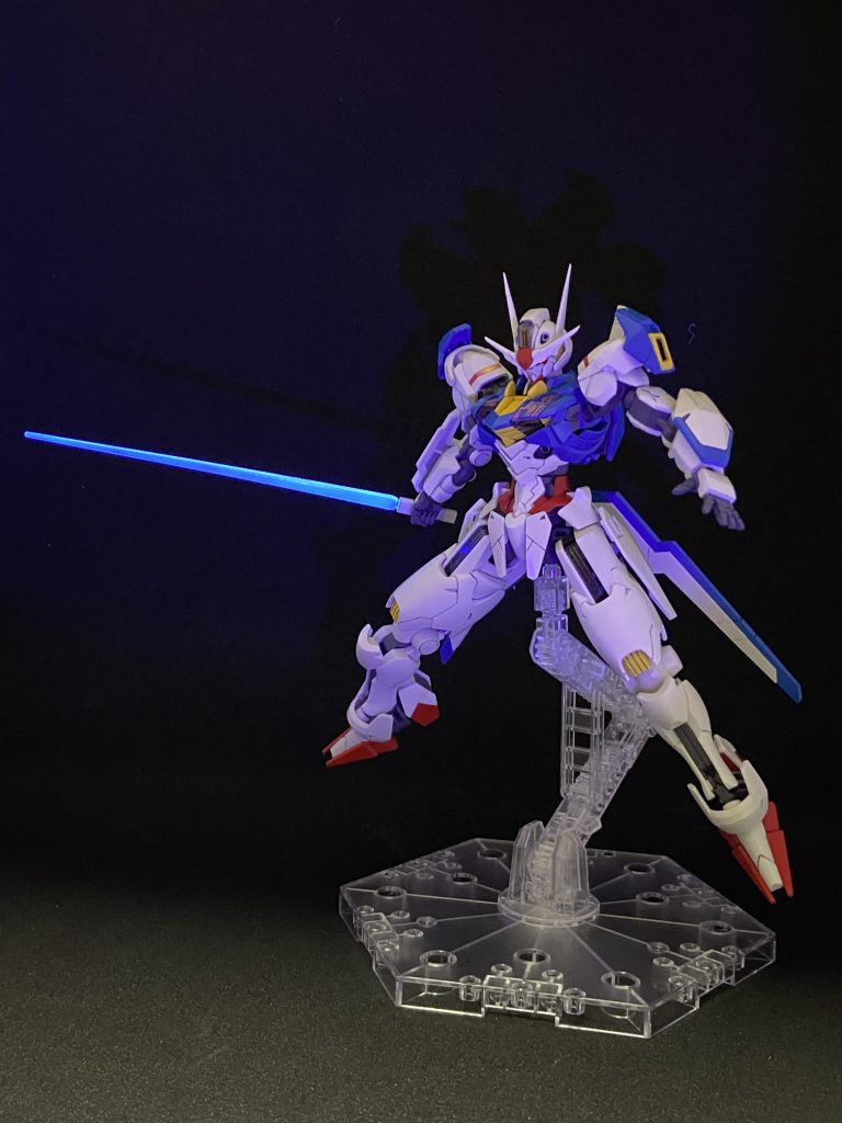 ビーム刃はいつものようにブラックライトで発光します。今回はツインアイをブラックライトで赤く光るようにしました（通常は緑です）。シェルユニットも光らせようかとしていたところ、予想外に青く光っていたので何もしない事に急遽変更💦