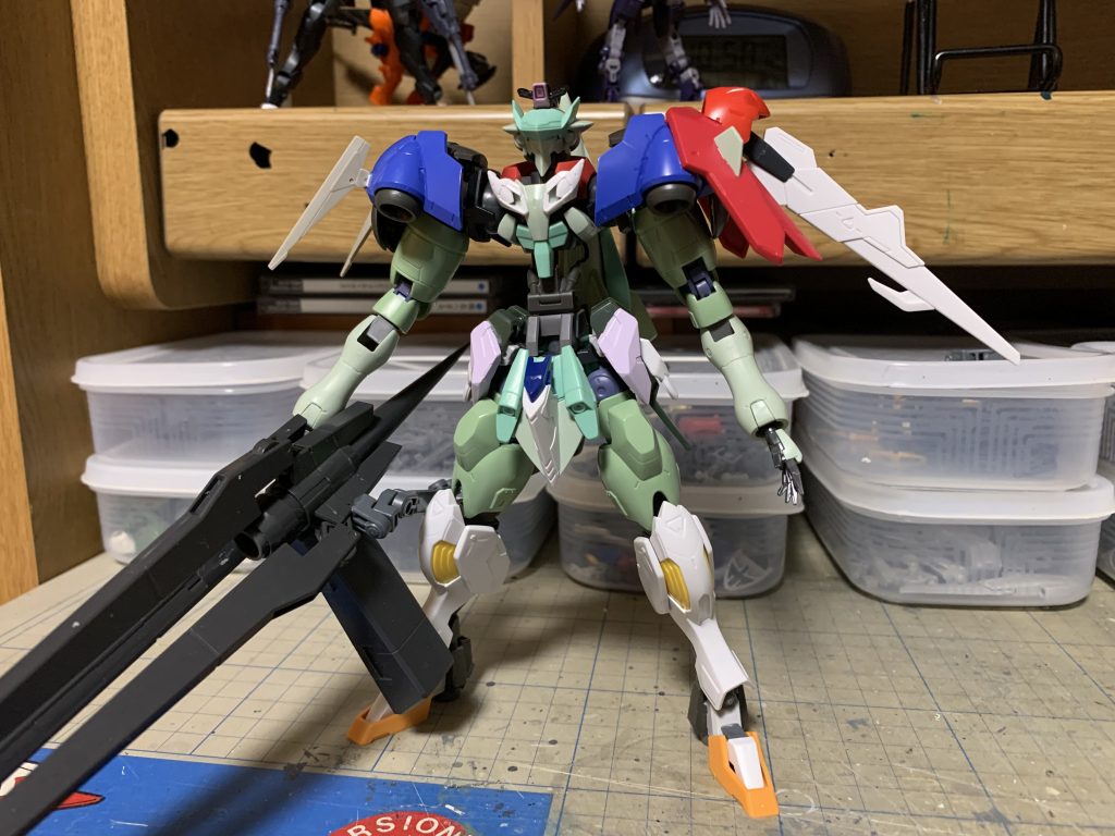 あとはあっちこっちにこまごまとパーツを貼り付け、大型砲をサブアームで支えるようにしたら、いつものようにサフ無し筆塗りで仕上がりです。今年も色々作る事ができて、とても満足しています。それでは少し早いですけれど、皆様来年もよろしくお願いします。良い年になりますように。