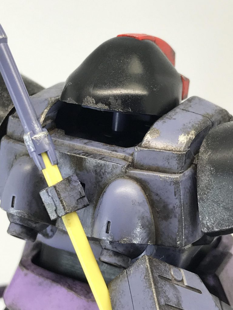 乗っけてるだけです🙄改造できない私は少しでも格好良く飾る為に必死です(笑)しかし頭部をポリキャップにはめてないので、少しの揺れで取れてしまいます…ねり消しやテープなどで簡単に止めておきしましょう、いつでも元に戻せますちなみに私は鼻くそで固定しております☺️(嘘です)