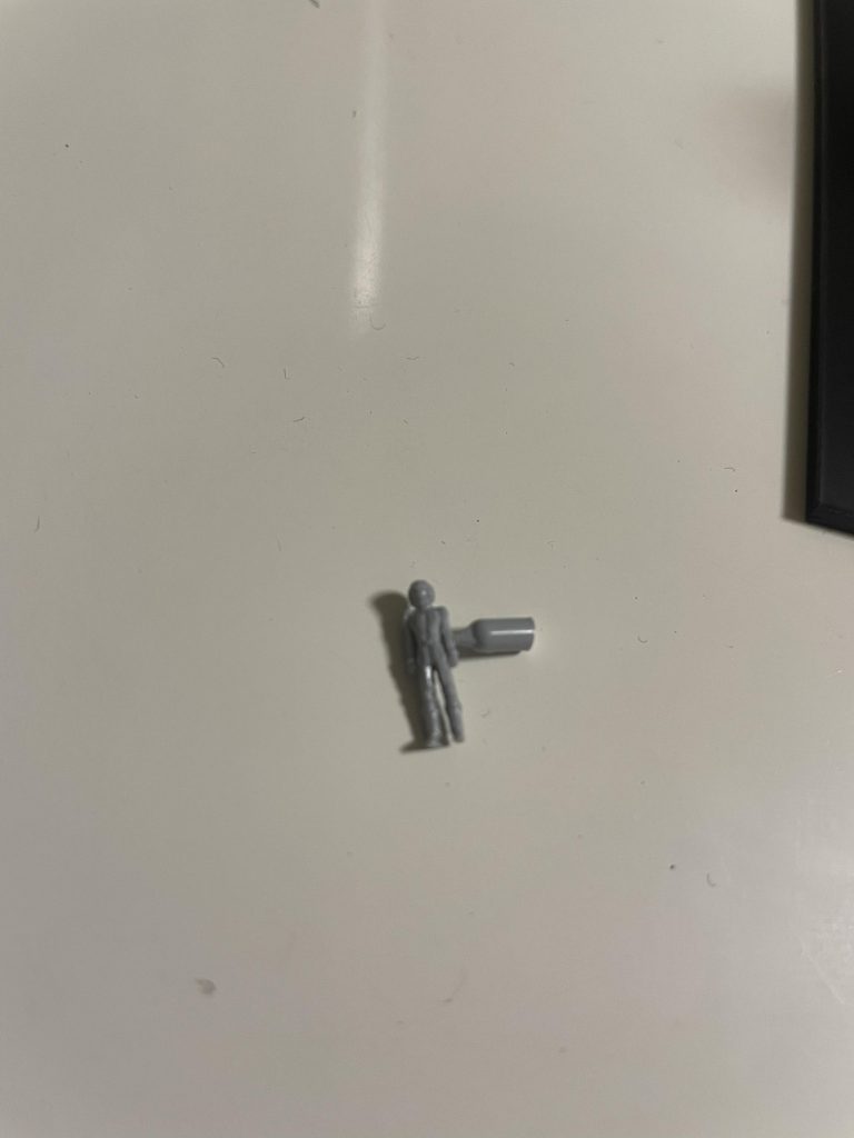 msフィギュアは細身の女性から胸部を削り落として使ってます。