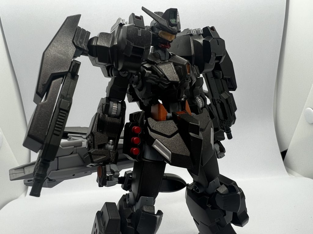 ガンダムクロムオルヴァス最近投稿した機体でこの機体も最初に投稿したテスタロッサ並みに魔改造しまくった機体で正直いうと本来は随行支援機と一緒に戦う機体をイメージして作りました。随行支援機の方もいつか完全に制作して投稿したいです