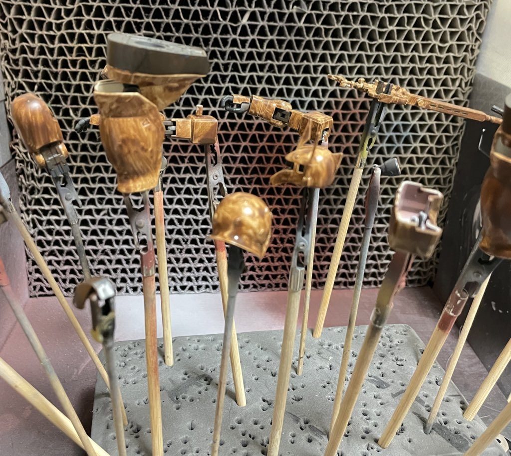 ウェザリングカラーをベタベタに筆塗りして、後から拭き取るやり方でウェザリングしました。