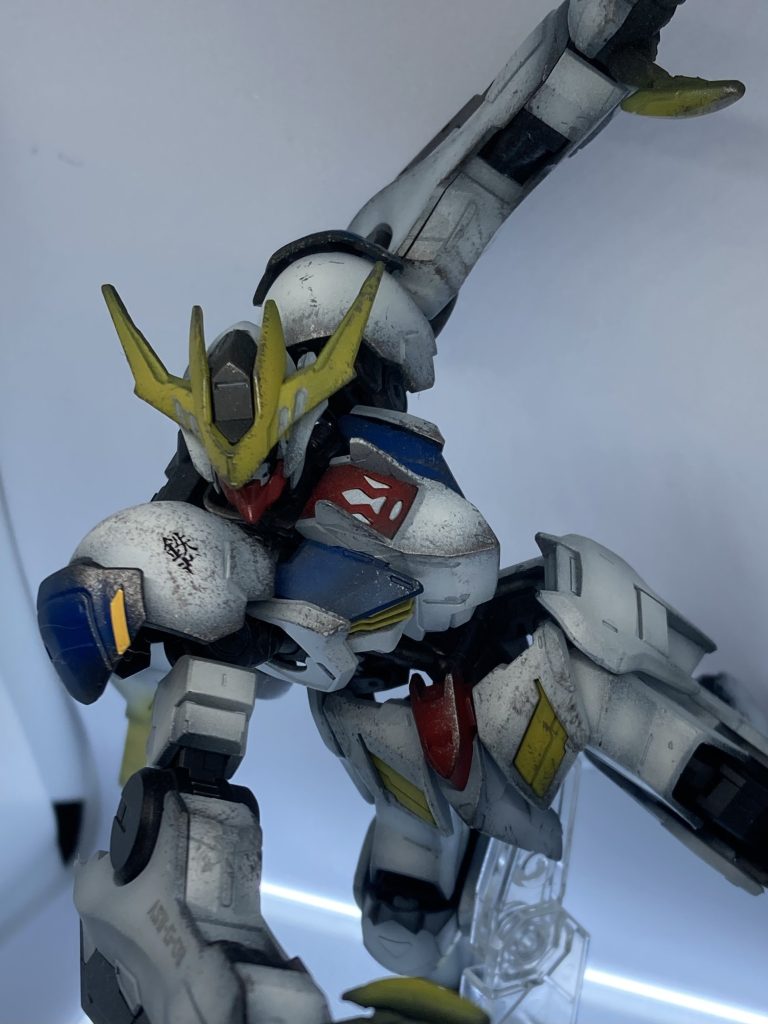 メイスより鉤爪の方が、より暴力的なイメージで「狼の王」に相応しい気がします。