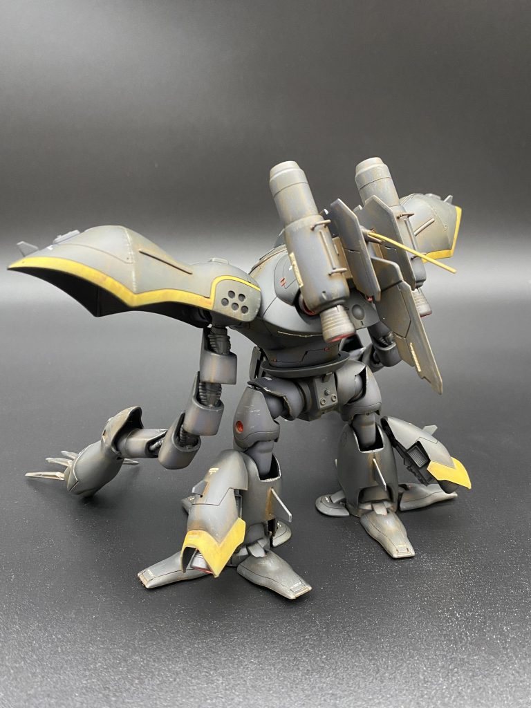 バックパックを自分のイメージに作り変えました。脚部にはバーニアを増設し、各所にスジ彫りを行いました。