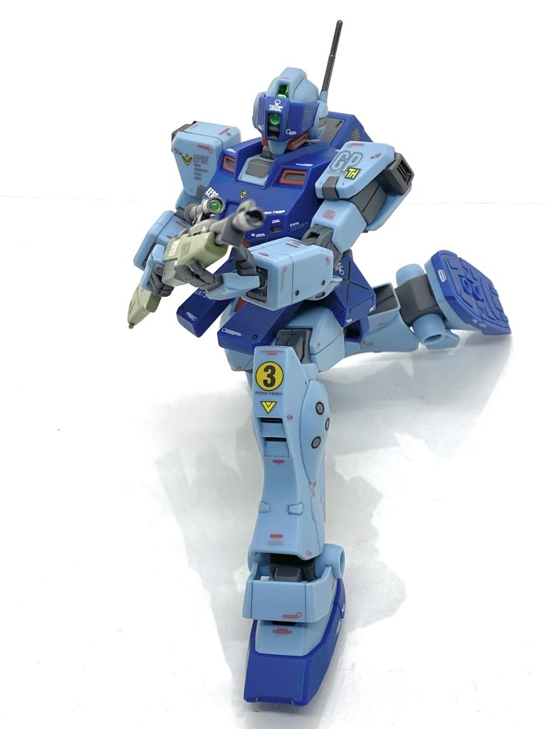 塗膜が剝げるので本当はやりたくないのですが・・・やらない訳にはいかないので(笑)、狙撃ポーズを取らせました。リ・ガズィの時と違いデカールは全く剥がれなかったです。